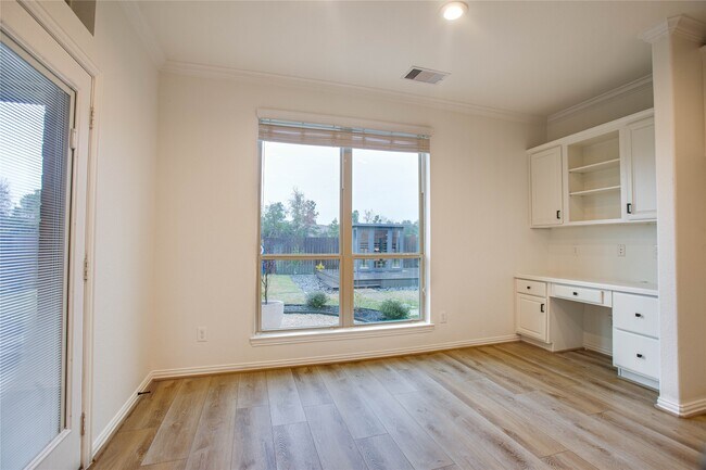 Foto del edificio - 6210 Pinewood Heights Dr