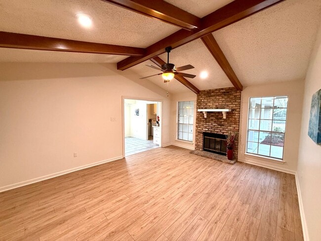 Building Photo - Spacious 3BR/2BA in Brookhollow – All Appliances Included