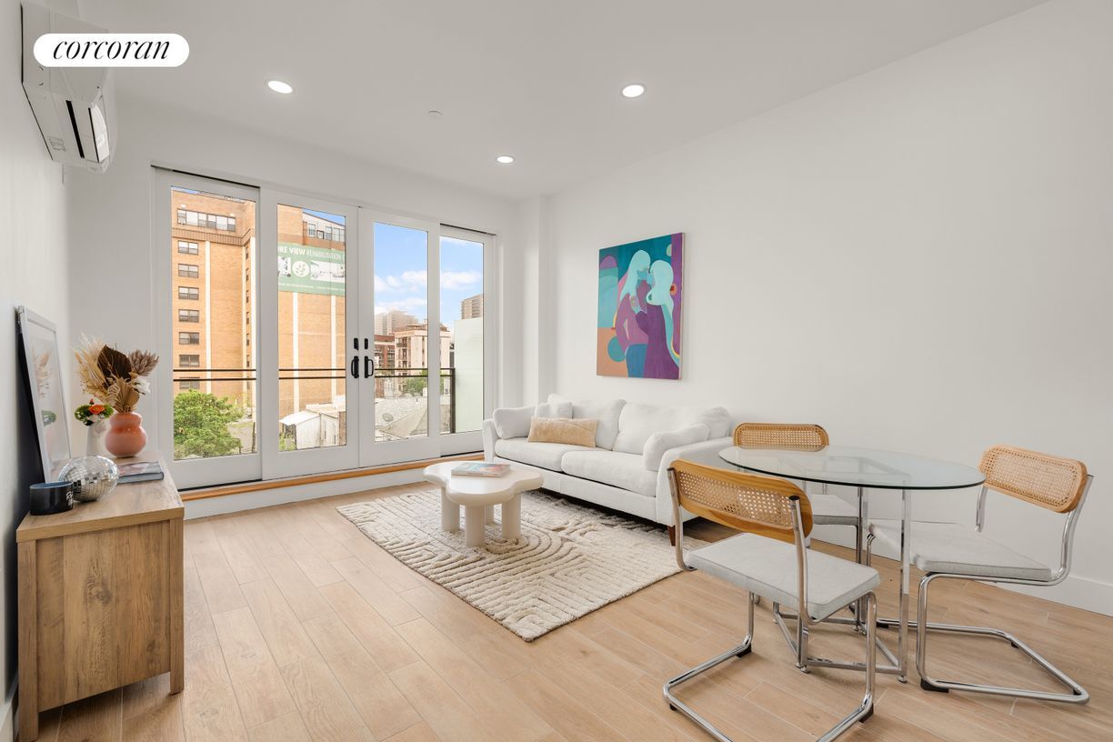 Foto principal - 2833 Brighton 3rd St