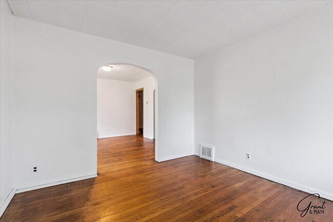 Foto del edificio - 3 bedroom - 1 bath  $1095/month