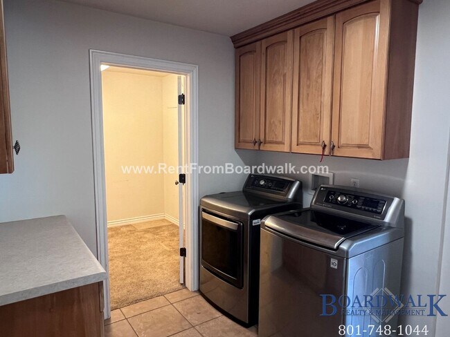 Foto del edificio - SPECTACULAR 5 Bed home in South Jordan!