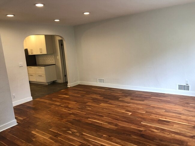 Building Photo - 400 SW State St