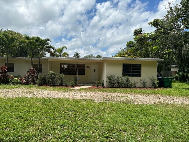 Spacious 2BR 2BA Home w/ Laundry on site + Driveway Parking + Patio & Yard in Miami - Spacious 2BR 2BA Home w/ Laundry on site + Driveway Parking + Patio & Yard in Miami