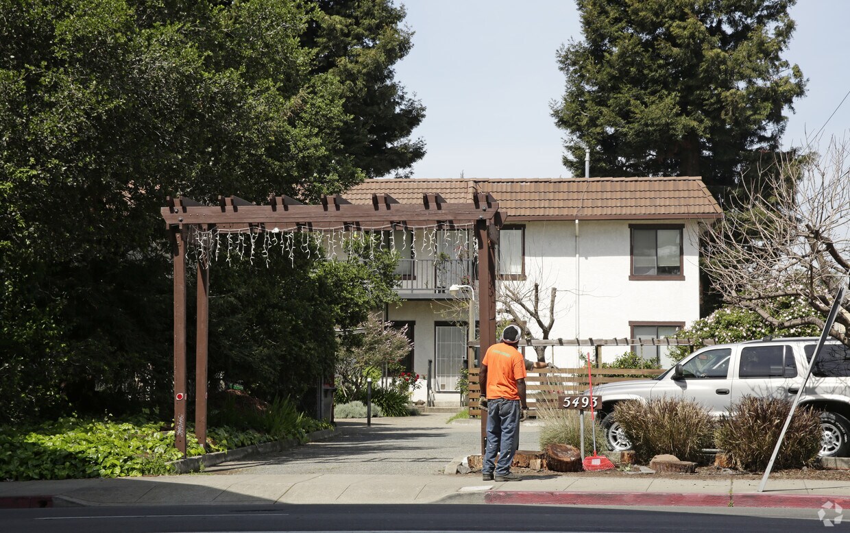 Foto principal - 5493 Claremont Ave