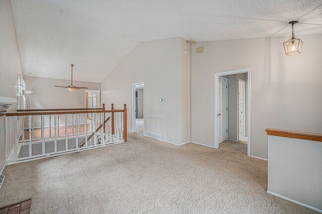 Foto del edificio - Welcome Home to Bristol Cove - Rare End-Unit Ranch Townhome in Centennial!