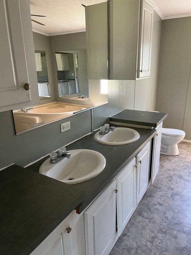 Building Photo - Nice 3 Bedroom 2 Bath Available Now! Sched...
