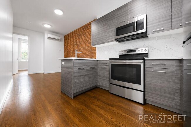 Foto del edificio - Modern 4 Bed 2 Bath Duplex with Yard in Stuyvesant Heights