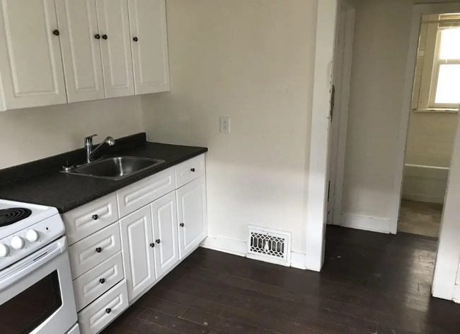 Building Photo - 2074 King St