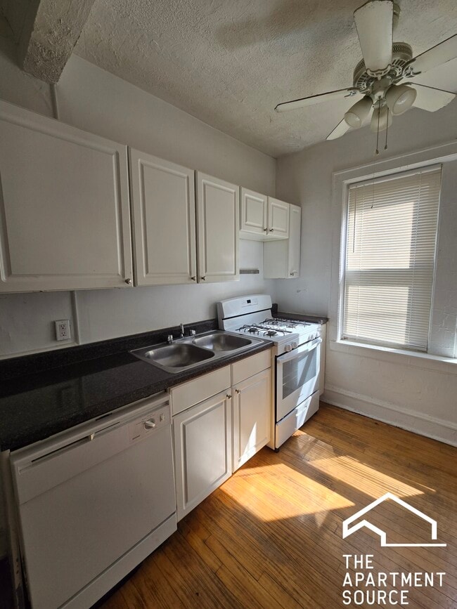 Building Photo - 2849 W Berteau Ave