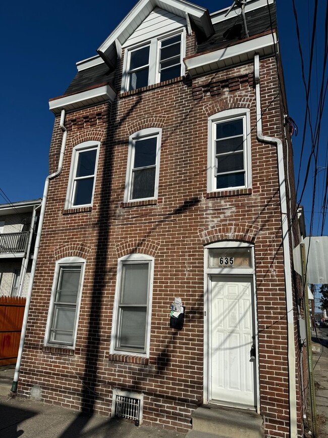 Foto del edificio - Remodeled LARGE FOUR BEDROOM End of Row