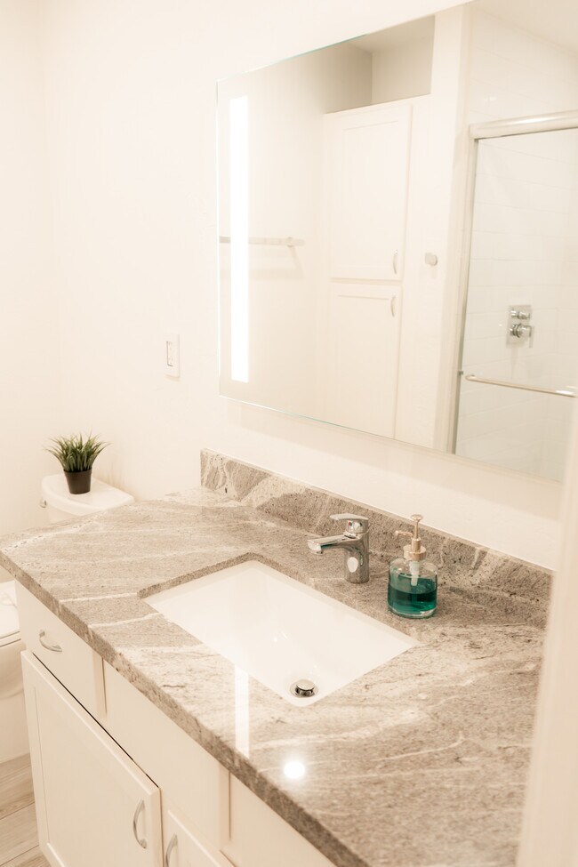 Foto del edificio - 1022 W 9th St