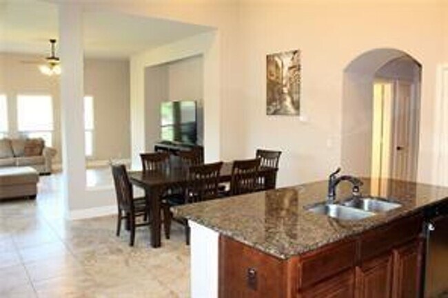 Building Photo - Great Location, available NOW!