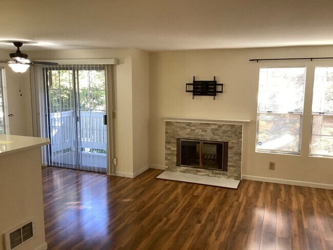 Building Photo - CENTRAL EAST BREMERTON CONDO - 2BED 2BATH ...