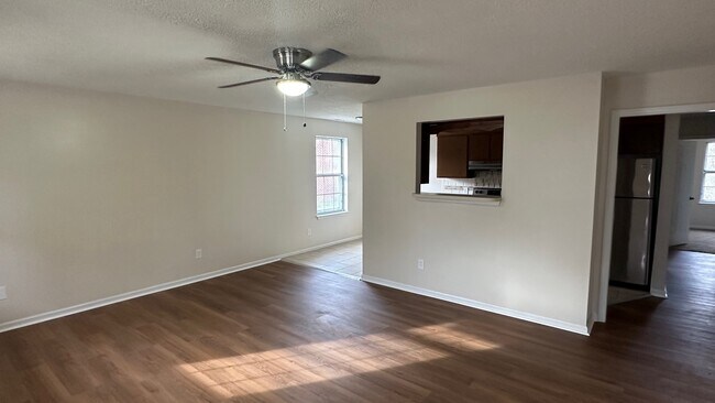 Sala familiar con acceso a la cocina - 5324 Pandoria Ave