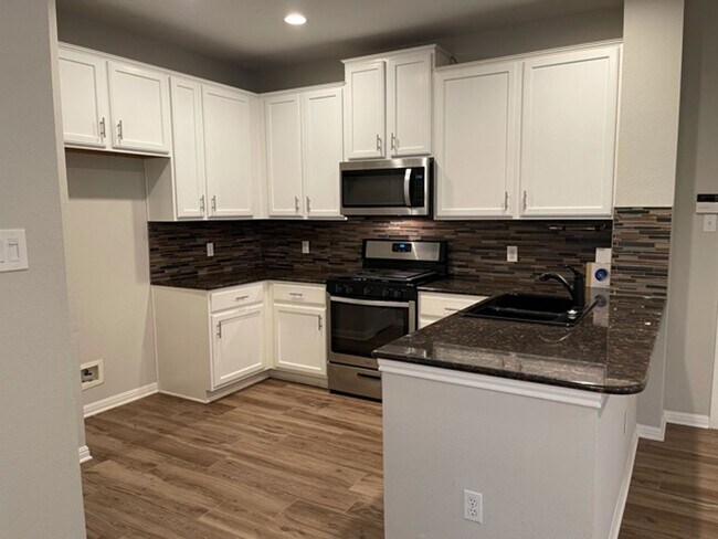 Foto del edificio - Highly Desirable  Condo/Townhome- Courtyar...