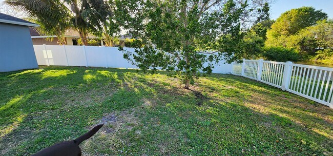 Foto del edificio - 115 SW Glenwood Dr