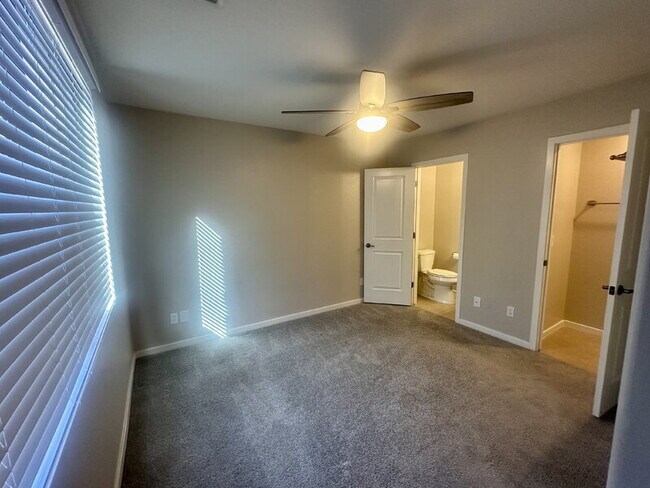 Foto del edificio - 305 S Wilson St