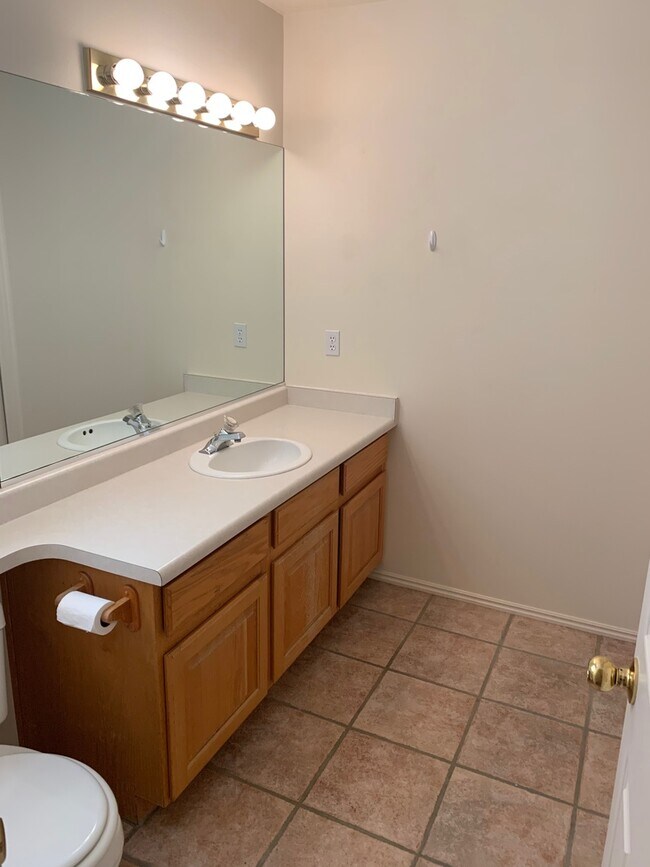 Building Photo - 3 Bed/ 2 Bath HOME