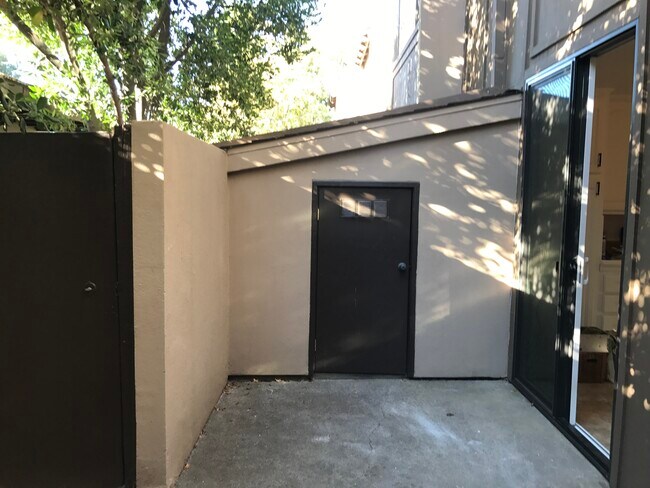 Foto del edificio - 712 Woodside Ln E