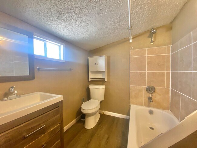 Foto del edificio - Adorable 1 Bed 1 Bath--Spacious with bonus room