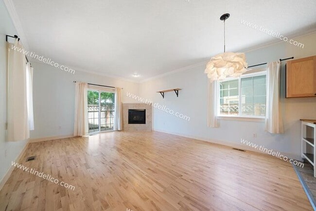 Building Photo - Amazing Eastmoreland Home Near Sellwood wi...