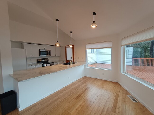 Building Photo - Rare Lakefront Retreat