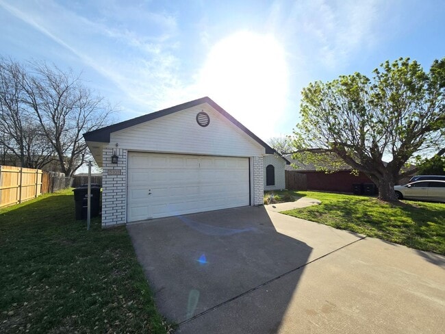 Building Photo - AVAILABLE NOW!