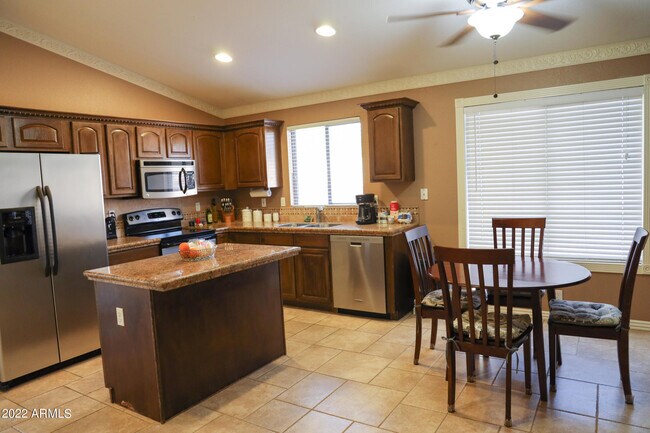 Foto del edificio - 6139 E Rochelle St
