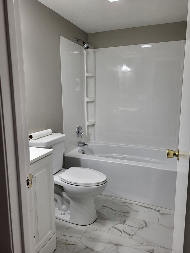 Building Photo - 210 Walnut St