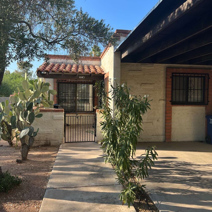 Primary Photo - 4145 N Via Villas