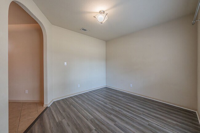 Foto del edificio - 11801 Basilwood Dr