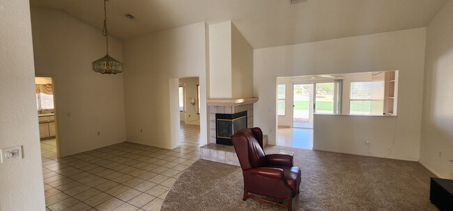 Building Photo - Lovely 2 bedroom 2 bathroom home located i...