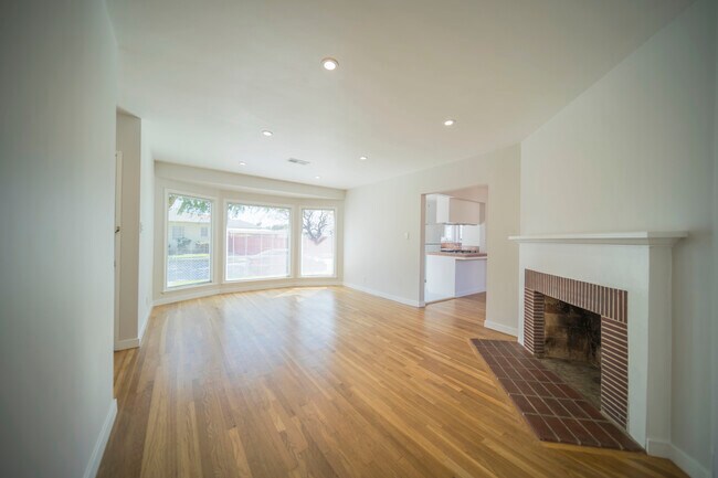 Large living room - 16927 Casimir Ave