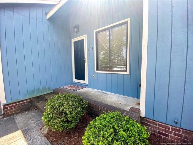 Foto del edificio - 207 Charmant Rd