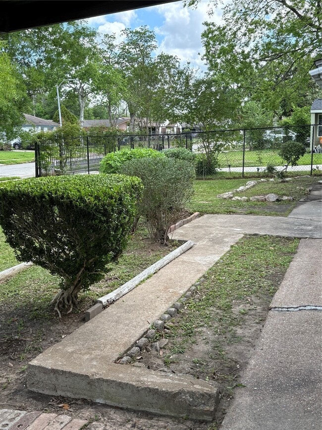 Building Photo - 5914 Ridgeway Dr