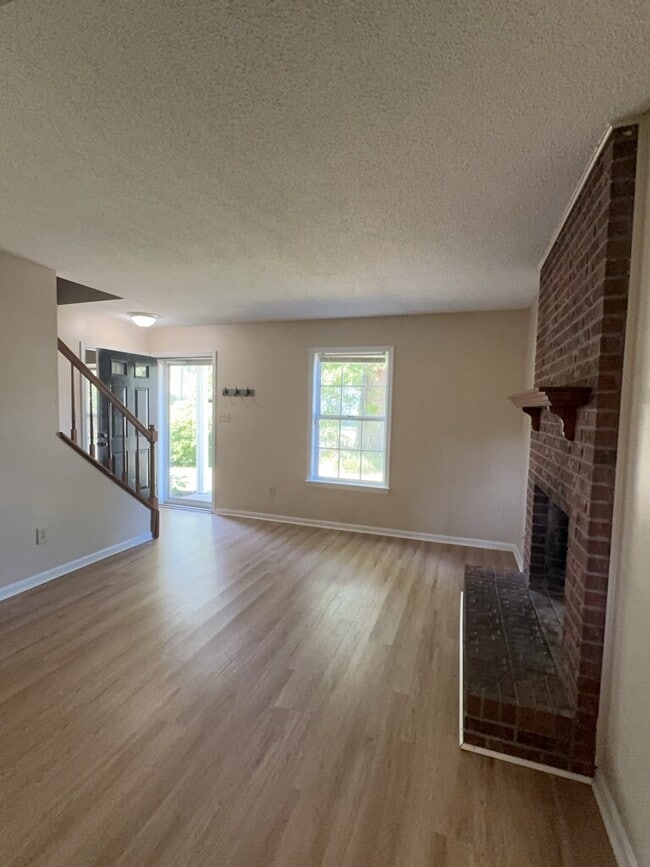 Building Photo - 127 Silver Leaf Dr