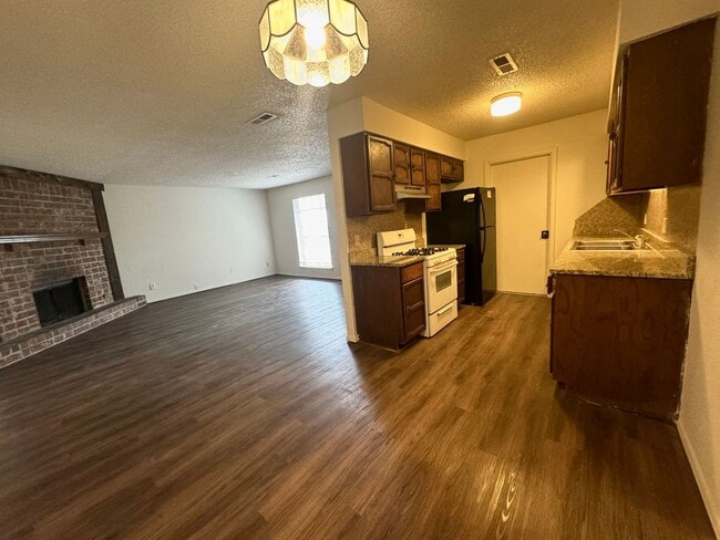 Building Photo - Coming SOON: Cute 3 bedroom 2 bathroom Duplex In Broken Arrow!