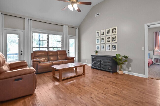 Building Photo - Pet Friendly Three Bedroom with Bonus!