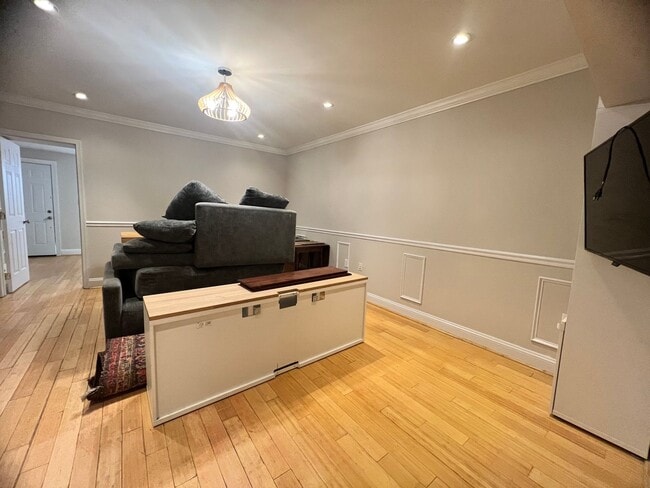 Building Photo - Gorgeous 2 BR/1 BA Apartment in Kingman Park!