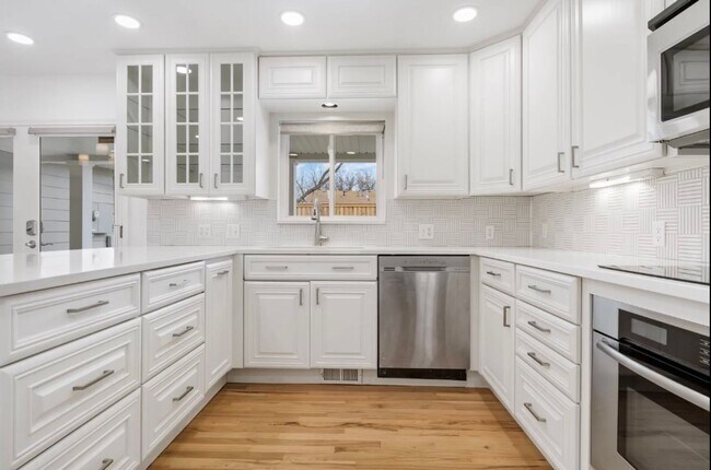 Foto del edificio - Spacious home for rent -  2.2 miles from t...