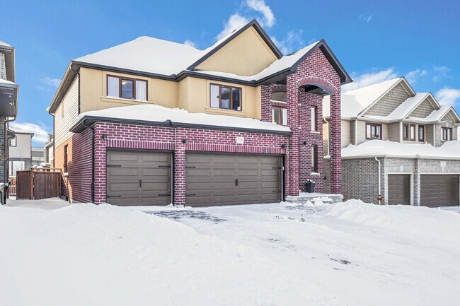 Photo du bâtiment - 6 Bedrooms | 4 Bathrooms | 3-Car Garage | Large Fenced Yard