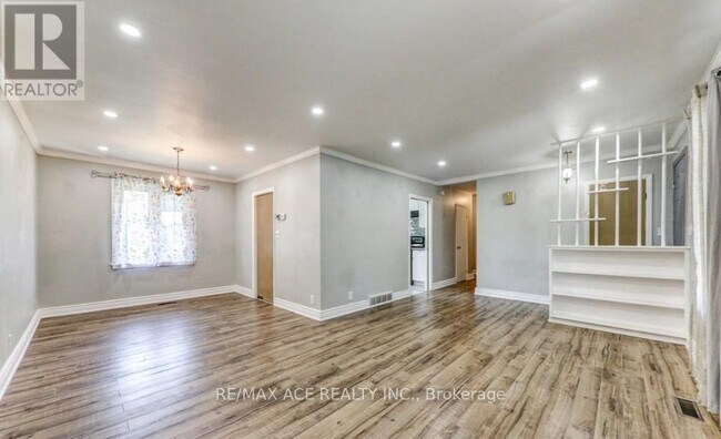 Building Photo - 482 Nipigon St