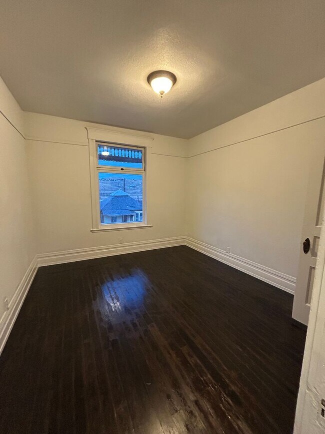 Building Photo - 716 W Quartz St