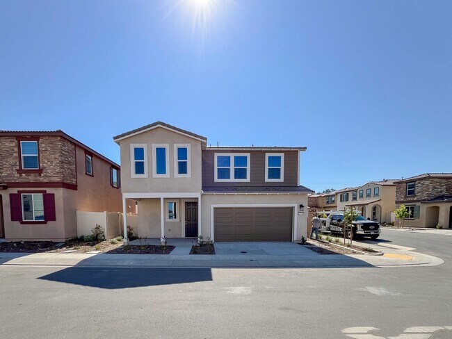 Foto del edificio - NEWER CONSTRUCTION ~SOLAR~ 3 BED 3 BATH BE...