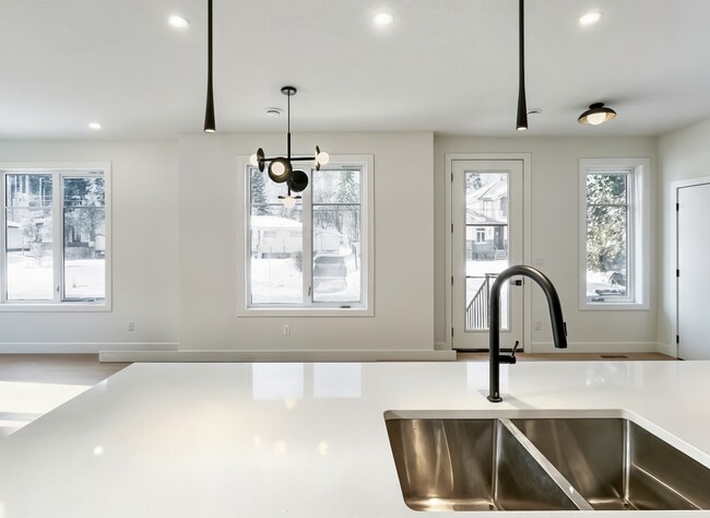 Photo du bâtiment - 8604-8685 85 St NW