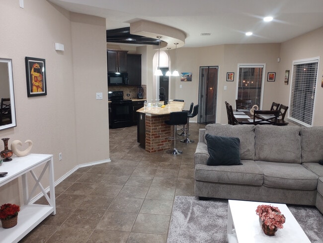 Foto del edificio - Room in House on Arabian King