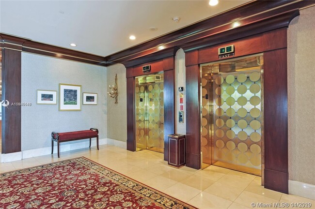 Building Photo - 10101 Collins Ave