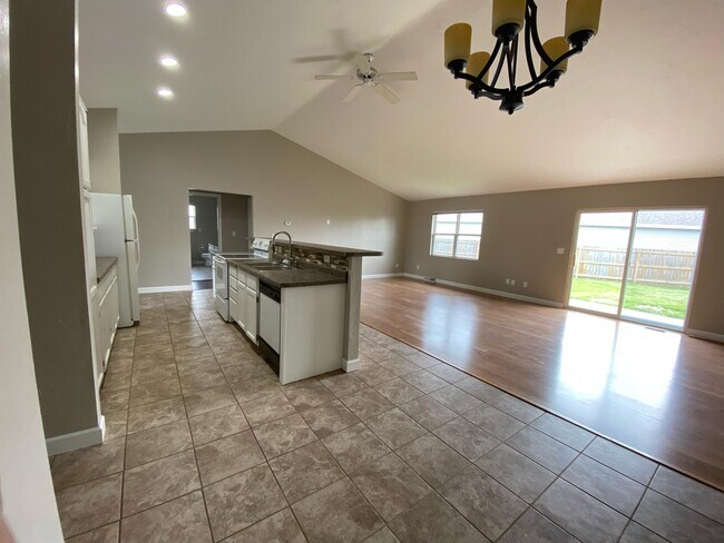 Building Photo - 1256 Crown Ct