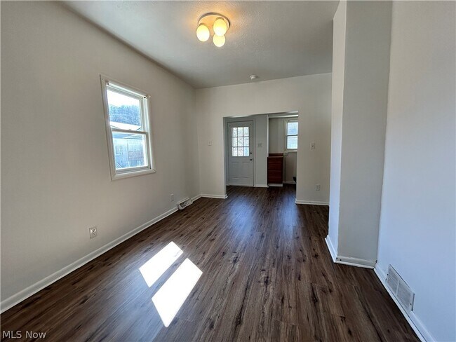 Foto del edificio - 642 Cove Rd