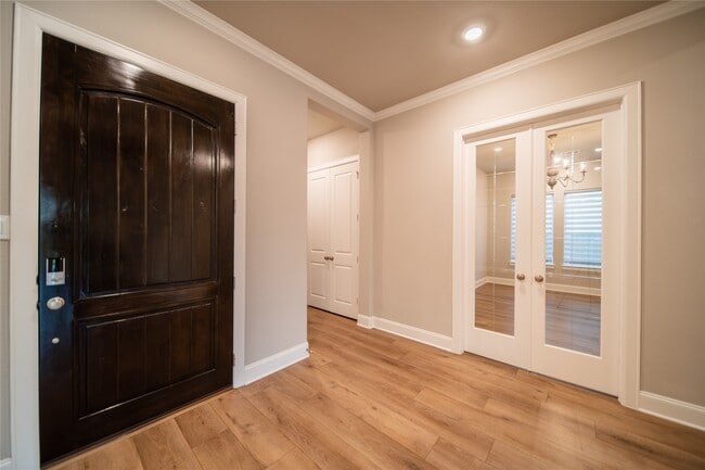 Building Photo - 6919 Shoreline Vw Dr